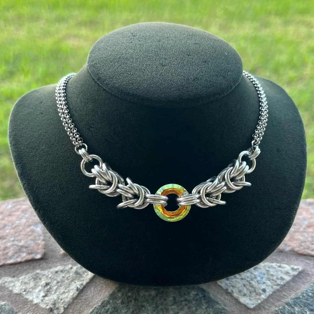 Handmade maille choker necklace with rainbow iridescent swarovski circle crystal - Picture 7 of 15